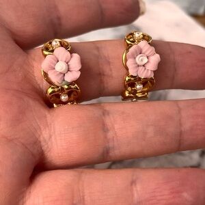 VINTAGE AVON*PORCELAIN ROSE PIERCED EARRINGS W/SURGICAL STEEL*NEW*GOLDTONE 1994